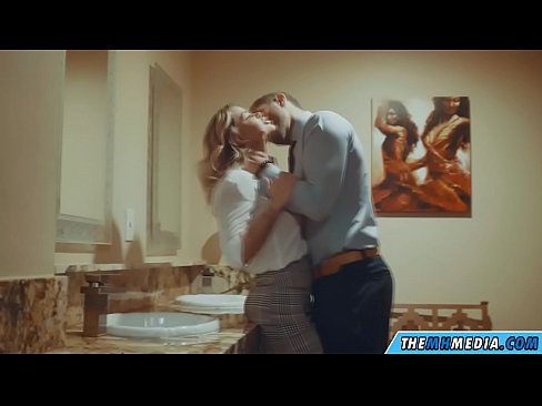 ❤️ کله چې یو ښکلی سپین رنګ تاسو په عامه تشناب کې جذبوي ️❌ مقعد ویډیو